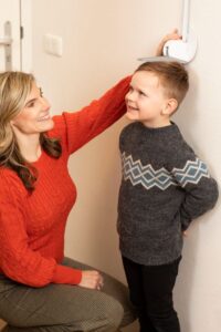Kinderdiëtist meet de lengte van een kind